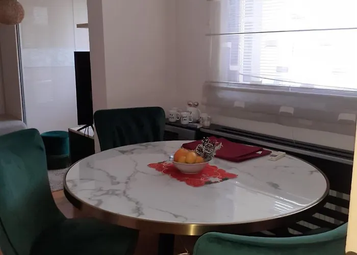 Aleksandar アパート ピロト