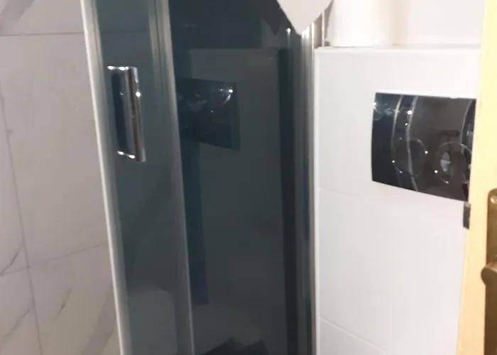 Aleksandar アパート ピロト